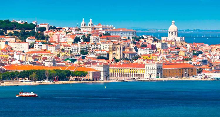 Image of a historic square in Portugal or Spain
